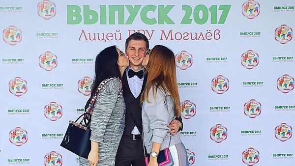 Наталья и ее сестра Юлия на выпускном брата Андрея - Sputnik Беларусь