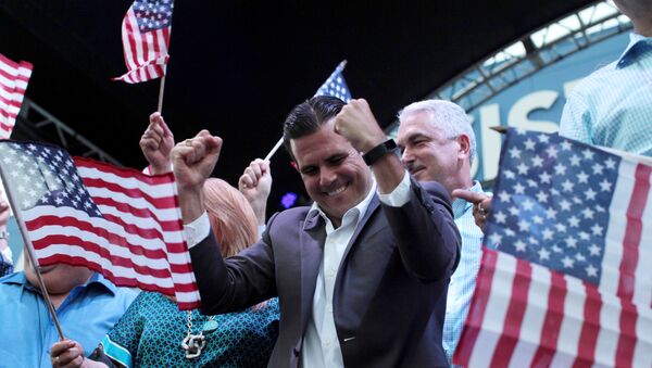 Губернатор Пуэрто-Рико Рикардо Розлло празднует победу: на референдуме жители проголосовали за присоединение к США - Sputnik Беларусь