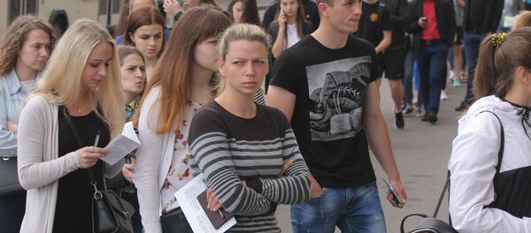 Чарга з абітурыентаў, якія жадаюць зарэгістравацца на ЦТ Чарга з абітурыентаў, якія жадаюць зарэгістравацца на ЦТ - Sputnik Беларусь