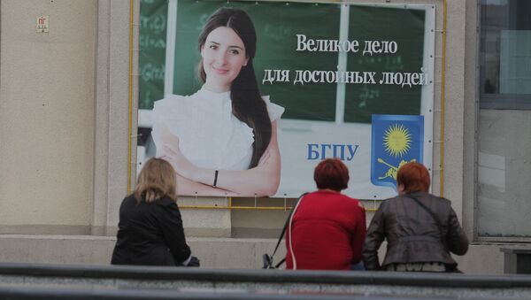 Пока дети пишут ЦТ, родители ожидают их у стен университета - Sputnik Беларусь