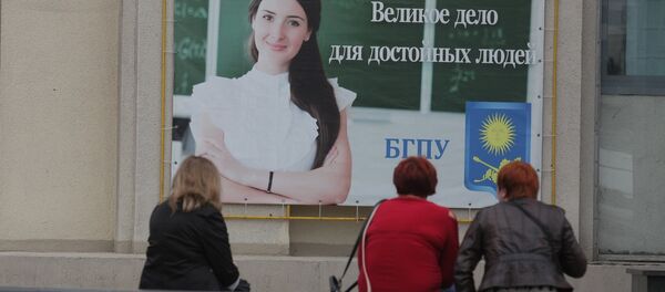 Пока дети пишут ЦТ, родители ожидают их у стен университета - Sputnik Беларусь