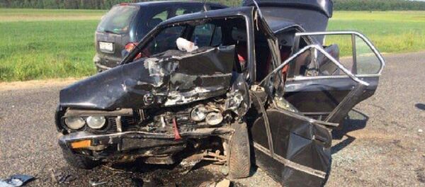 Разбитый в результате аварии BMW Разбитый в результате аварии BMW - Sputnik Беларусь