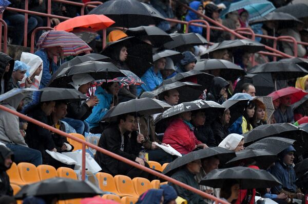 Зрители на стадионе Трактор во время игры - Sputnik Беларусь