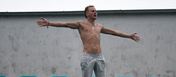 Самым стойким фанатам белорусской сборной даже зонт не понадобился - Sputnik Беларусь