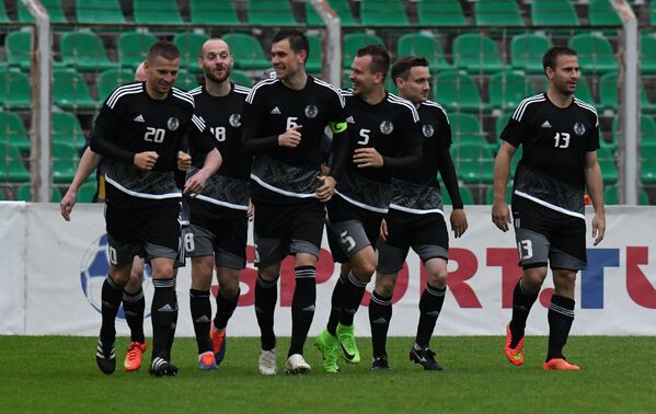 Игроки сборной Беларуси радуются забитому голу во время товарищеского матча между сборными командами Беларуси и Новой Зеландии - Sputnik Беларусь