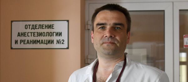 Заведующий отделением анестезиологии и реанимации №2 Городской детской инфекционной клинической больницы Максим Очеретний - Sputnik Беларусь