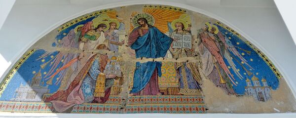 Мозаика Спаситель с донатором Николая Кошелева размещена над южным боковым входом храма в Барановичах Мозаика Спаситель с донатором Николая Кошелева размещена над южным боковым входом храма в Барановичах - Sputnik Беларусь