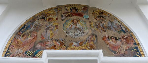 На северном фронтоне храма – мозаика Собор Архистратига Михаила по эскизу Николая Бруни. Утраты мозаичного слоя на ней самые значительные На северном фронтоне храма – мозаика Собор Архистратига Михаила по эскизу Николая Бруни. Утраты мозаичного слоя на ней самые значительные - Sputnik Беларусь