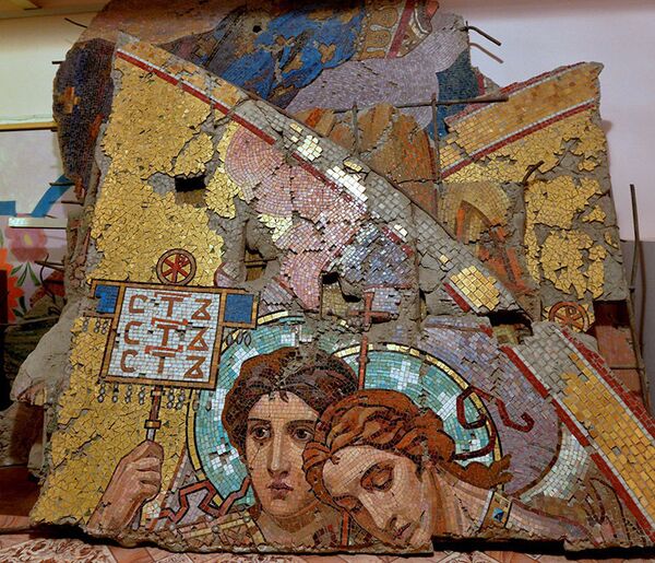 Небольшие фрагменты эпического полотна Господь вседержитель с ангельскими чинами много лет хранятся в подвале церкви в ожидании лучших времен Небольшие фрагменты эпического полотна Господь вседержитель с ангельскими чинами много лет хранятся в подвале церкви в ожидании лучших времен - Sputnik Беларусь