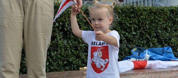 Девочка с бело-красно-белым флажком на акции на площади Независимости, архивное фото - Sputnik Беларусь