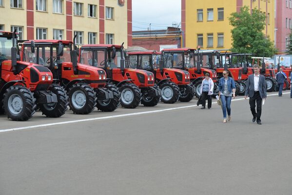 Рабочие идут со смены на Минском тракторном заводе - Sputnik Беларусь