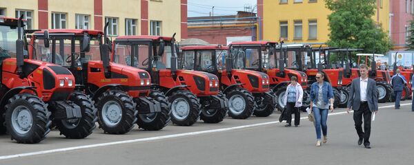 Рабочие идут со смены на Минском тракторном заводе - Sputnik Беларусь