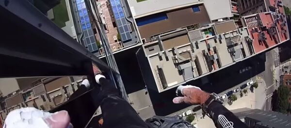 Француз забрался на крышу высотки в Барселоне - Sputnik Беларусь