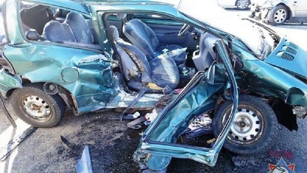 Разбитый в автоаварии в Уручье Renault - Sputnik Беларусь