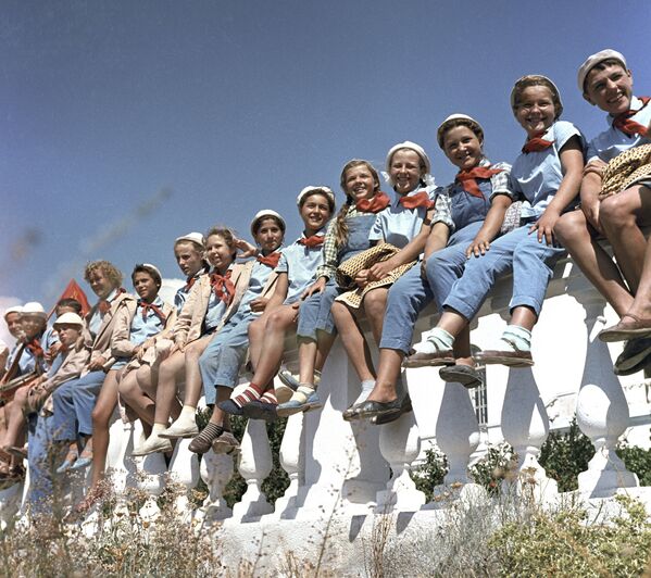 Школьники, отдыхающие во Всесоюзном пионерском лагере имени В. И. Ленина Артек в 1963 году. - Sputnik Беларусь