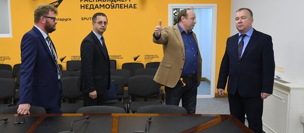 Министр спорта и туризма Александр Шамко (справа) к пресс-центре Sputnik - Sputnik Беларусь