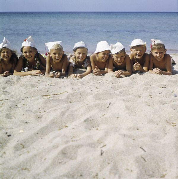 Ребята из пионерского лагеря Артек на Черном море, 1970 год. - Sputnik Беларусь