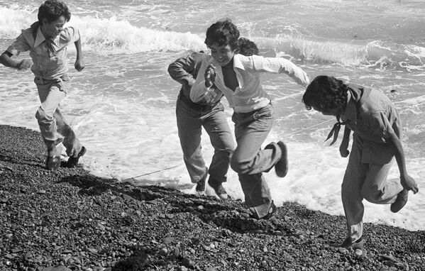 Школьнікі, якія адпачываюць у Артэку, гуляюць каля мора, 1983 год. - Sputnik Беларусь