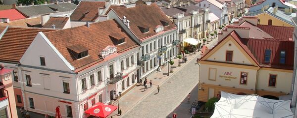 Вид в сторону Советской площади - видны Фарный костел и старые крыши Вид в сторону Советской площади - видны Фарный костел и старые крыши - Sputnik Беларусь