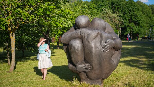 Анатолий Артимович в своей скульптуре Планета рассуждает на вечные темы счастья и любви - Sputnik Беларусь