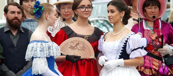 По улице Ожешко прогуливались дамы в нарядах конца XIX – начала XX веков. - Sputnik Беларусь