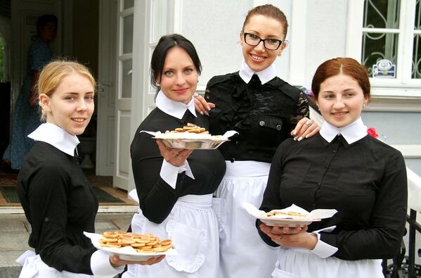 Так выглядели горничные 130 лет назад. В этот вечер они угощали гостей сладостями и травяным чаем, который очень любила пани Элиза. - Sputnik Беларусь