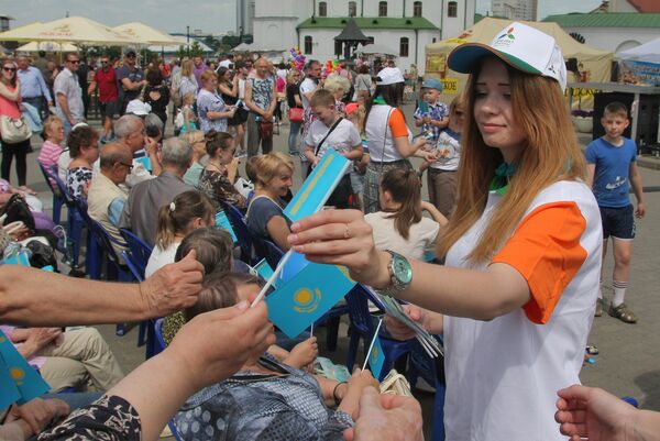 Всем гостям праздника в Верхнем городе раздавали флажки Казахстана. - Sputnik Беларусь