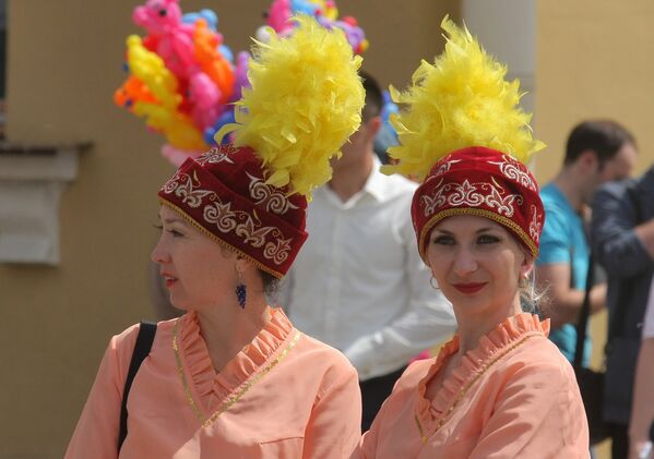Девушки демонстрировали народные казахские костюмы по-летнему яркие и необычные. - Sputnik Беларусь