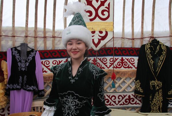 В празднике приняли участие и казахи, учащиеся в Беларуси, студентка БГУ демонстрировала национальный казахский костюм. - Sputnik Беларусь