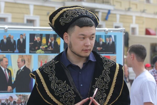 Национальные одежды в Верхнем городе можно было увидеть не только на девушках, но и на юношах. - Sputnik Беларусь