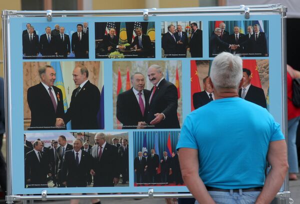 На стендах минчане смогли увидеть фотографии из жизни современного Казахстана. - Sputnik Беларусь