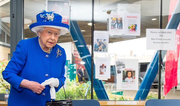 Королева Британии Елизавета посетила место трагедии в лондонском районе Северный Кенсингтон Королева Британии Елизавета посетила место трагедии в лондонском районе Северный Кенсингтон - Sputnik Беларусь