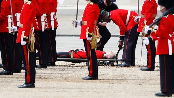 Во время парада по случаю дня рождения королевы в Лондоне упали в обморок несколько солдат - Sputnik Беларусь