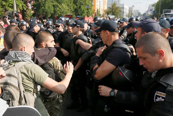 Полиция Киева не допустила протестующих  радикалов к участникам Марша равенства - Sputnik Беларусь