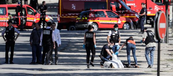 Злоумышленник на автомобиле Renault Megane протаранил фургон с жандармами на Елисейских полях в Париже - Sputnik Беларусь