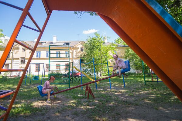 Многие семьи живут в Осмоловке целыми поколениями – здесь во дворах играют правнуки тех, кто первыми заселялся в желтые дома. - Sputnik Беларусь