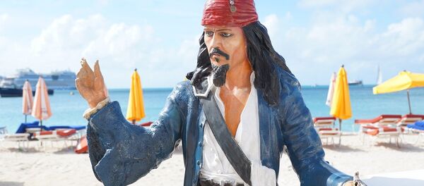 Фигура капитана Джека Воробья на пляже Фигура капитана Джека Воробья на пляже - Sputnik Беларусь