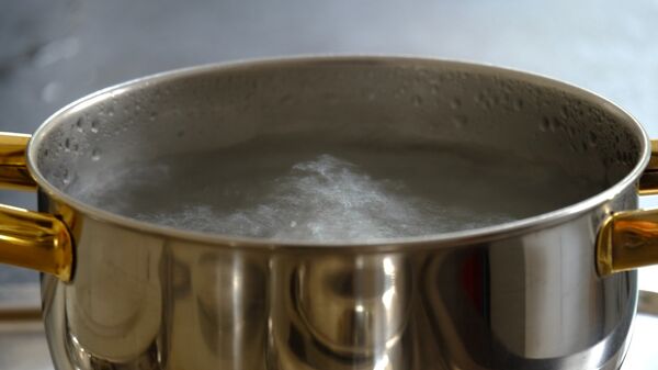 Кипящая в кастрюле вода, архивное фото - Sputnik Беларусь
