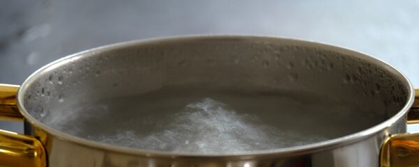 Кипящая в кастрюле вода, архивное фото - Sputnik Беларусь