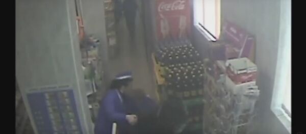 Видеофакт: вор, укравший сыр, протащил сотрудницу магазина по полу - Sputnik Беларусь