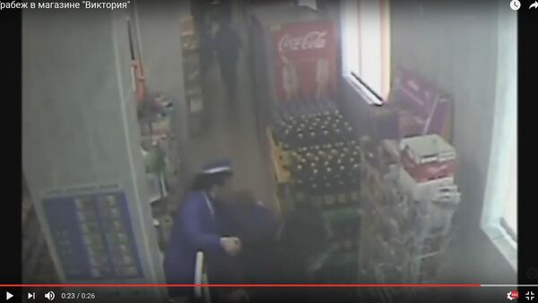 Видеофакт: вор, укравший сыр, протащил сотрудницу магазина по полу - Sputnik Беларусь