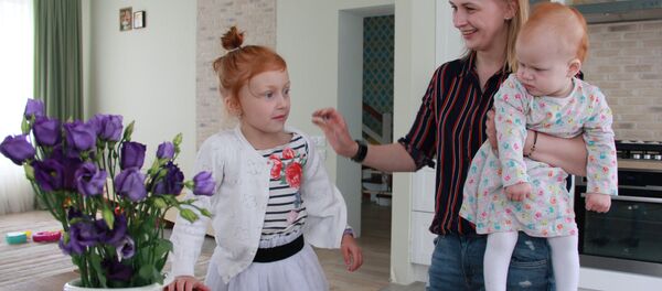 Марина со старшей дочерью Полиной и маленькой Альбиной Марина со старшей дочерью Полиной и маленькой Альбиной - Sputnik Беларусь