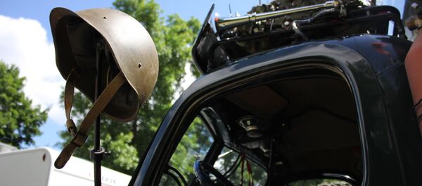 Армейская каска на зеркале заднего вида ЗИЛ-157 - Sputnik Беларусь