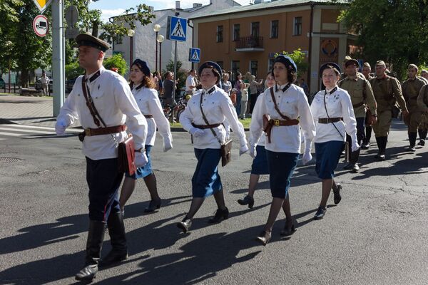 Реконструкторы были одеты в форму солдат Брестского гарнизона образца 1941 года, среди них – стрелки, связисты, артиллеристы и другие военнослужащие Реконструкторы были одеты в форму солдат Брестского гарнизона образца 1941 года, среди них – стрелки, связисты, артиллеристы и другие военнослужащие - Sputnik Беларусь