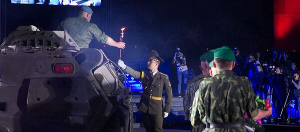 Военнослужащие возложили цветы к плитам некрополя крепости - Sputnik Беларусь