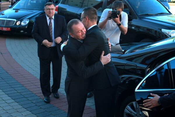 Министр иностранных дел Беларуси Владимир Макей (слева) и министр иностранных дел и внешней торговли Венгрии Петер Сийярто (справа) - Sputnik Беларусь