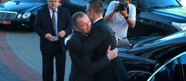 Министр иностранных дел Беларуси Владимир Макей (слева) и министр иностранных дел и внешней торговли Венгрии Петер Сийярто (справа) - Sputnik Беларусь