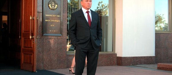 Министр иностранных дел Беларуси Владимир Макей на пороге здания МИД - Sputnik Беларусь