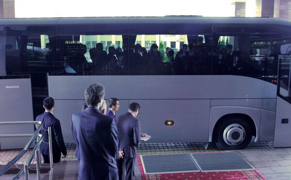 Автобусы с членами делегаций СМИД ЦЕИ возле Президент-отеля - Sputnik Беларусь