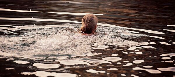 Девочка плывет Девочка плывет - Sputnik Беларусь